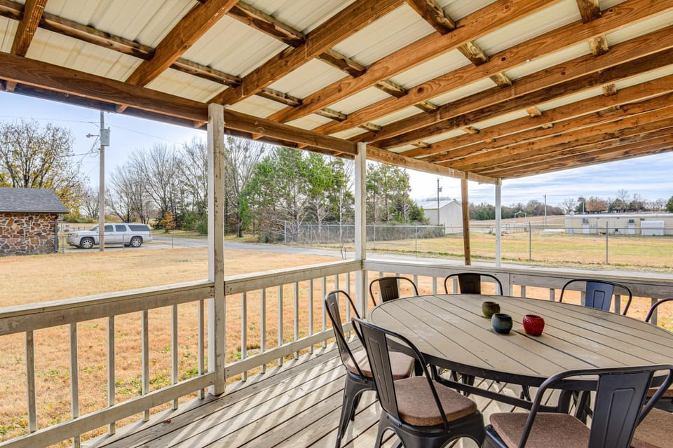 Steps to Lake Eufaula: Family Home w/ Deck & Yard House in Longtown