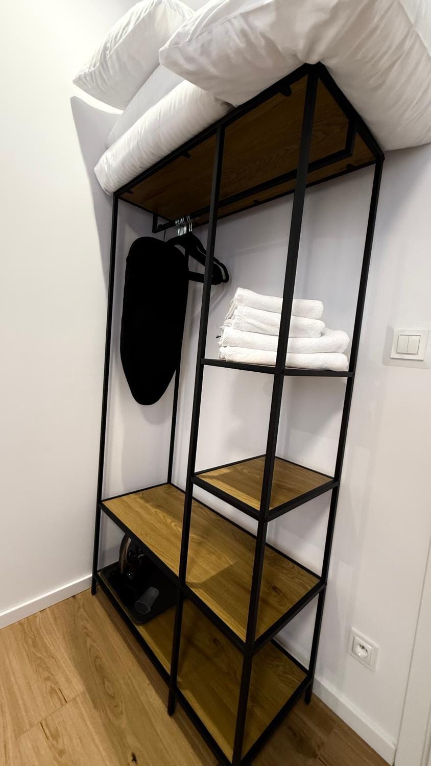 Photo of the whole room, Bedroom, wardrobe