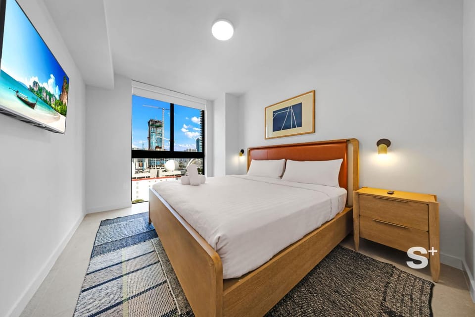 Bed, TV and multimedia, Photo of the whole room, Bedroom