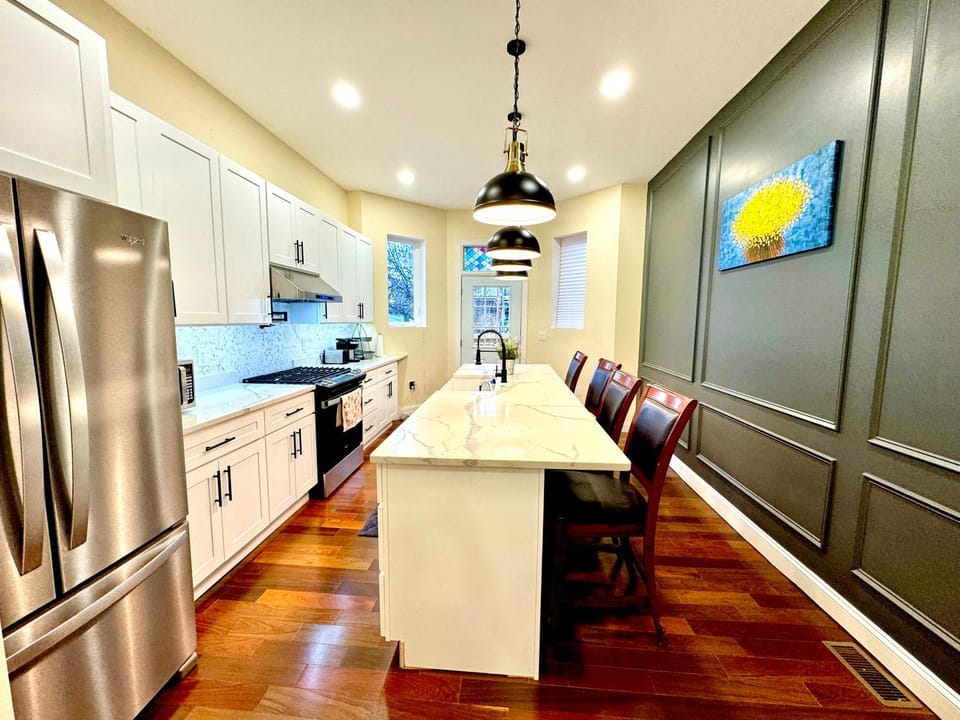 Kitchen or kitchenette, dishwasher, oven