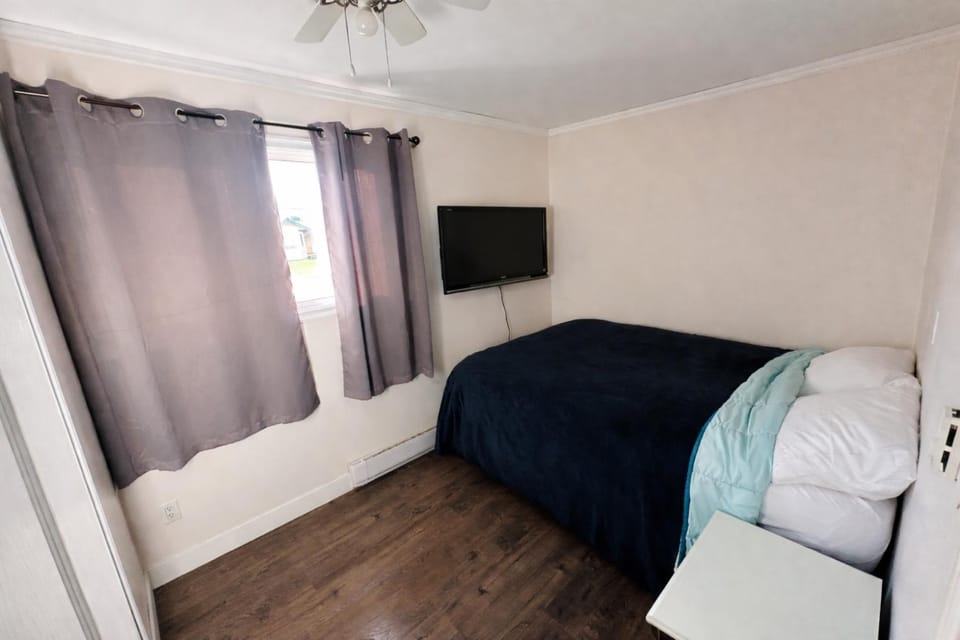 Bed, TV and multimedia, Bedroom
