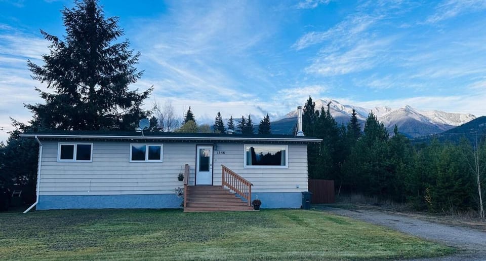 Property building, Day, Natural landscape, Mountain view