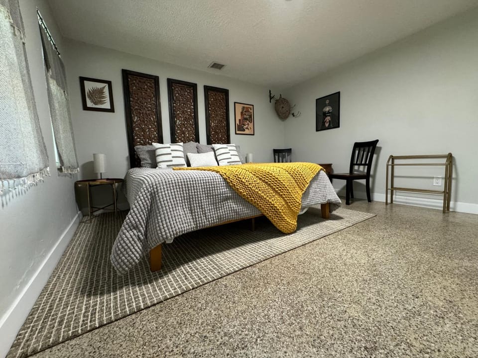 Bed, Photo of the whole room, Seating area, Bedroom