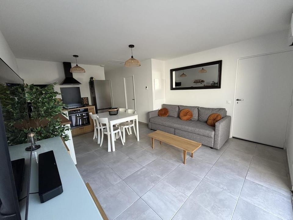 TV and multimedia, Kitchen or kitchenette, Living room, Seating area, Dining area