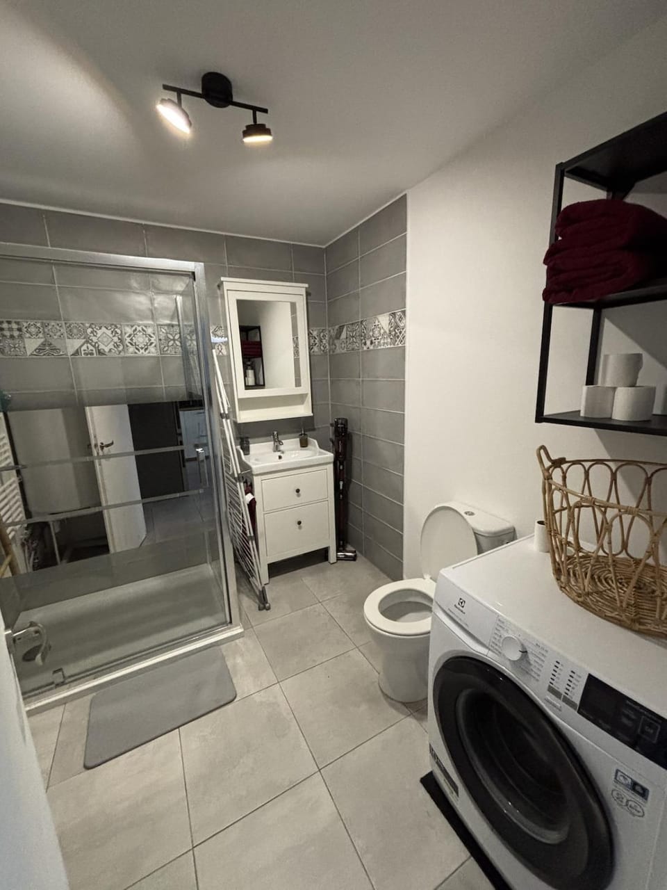 Shower, hair dryier, towels, washing machine