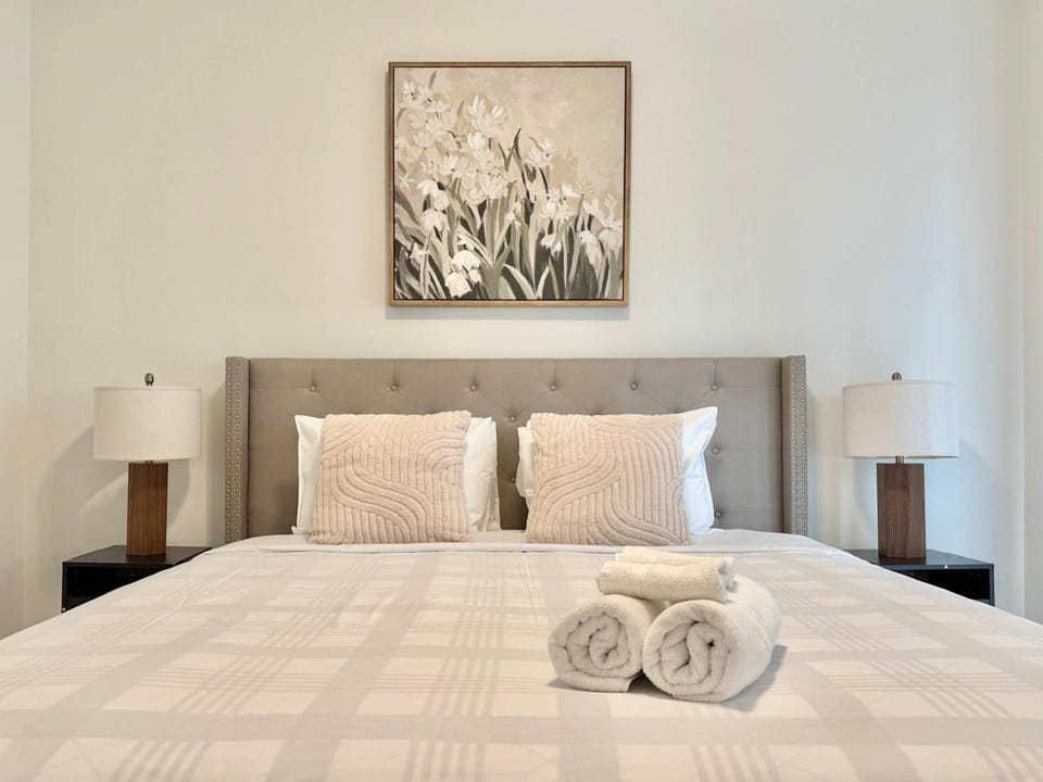 Bed, Bedroom, towels