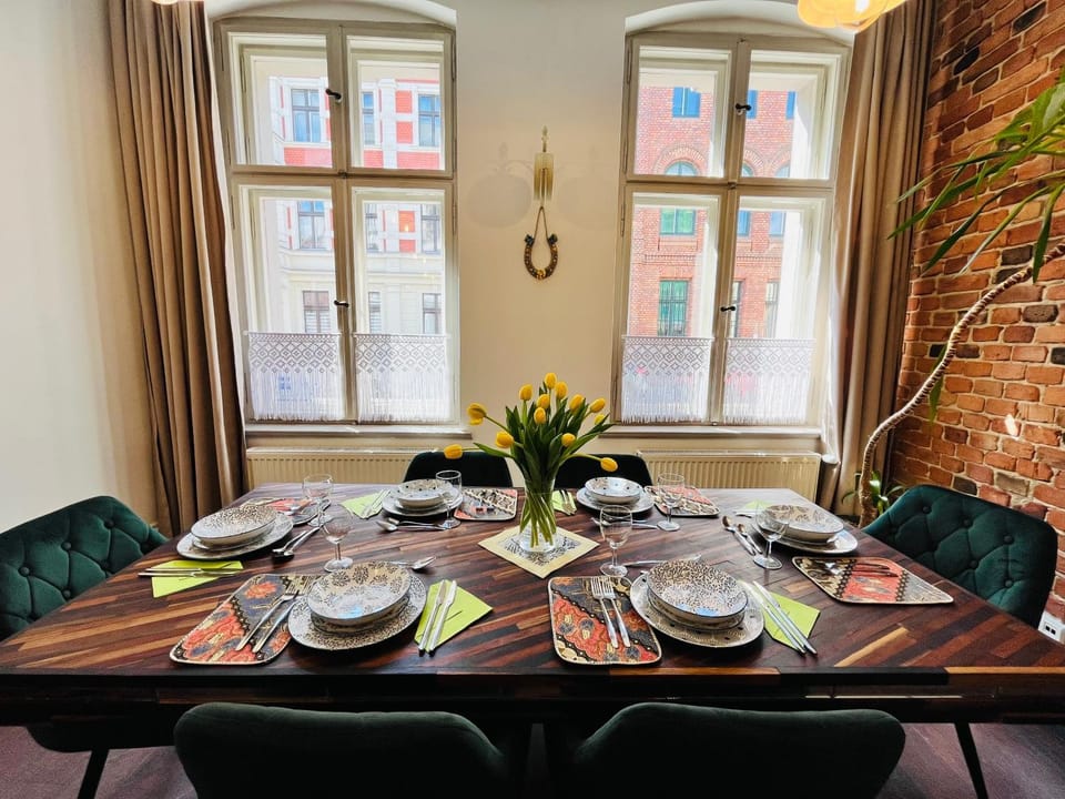 Living room, Food and drinks, Seating area, Meals, Breakfast, Lunch, Lunch, Dinner, Dinner, group of guests, group of guests, Family, Family