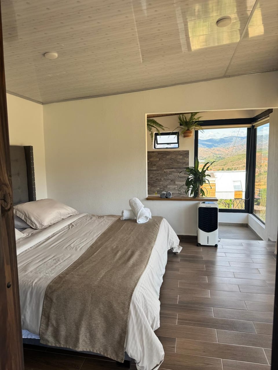Bed, Photo of the whole room, Bedroom, towels