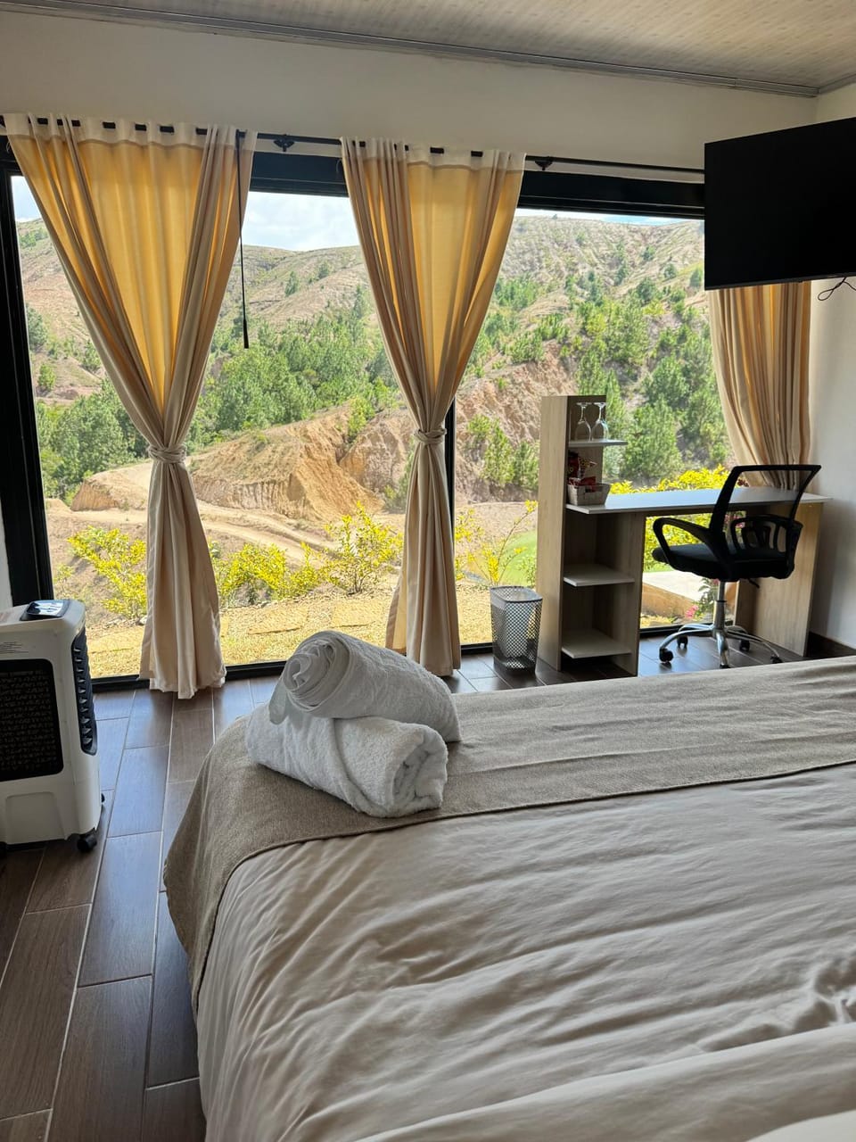 Bed, Natural landscape, TV and multimedia, Photo of the whole room, Bedroom, Mountain view