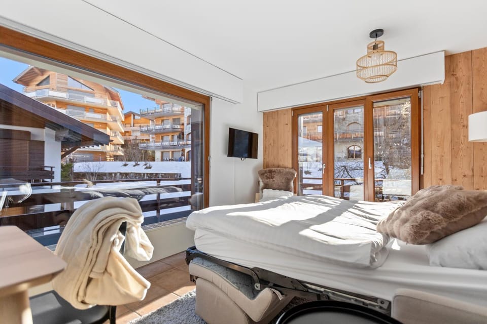 Bed, Winter, TV and multimedia, Living room, Seating area, Bedroom, towels