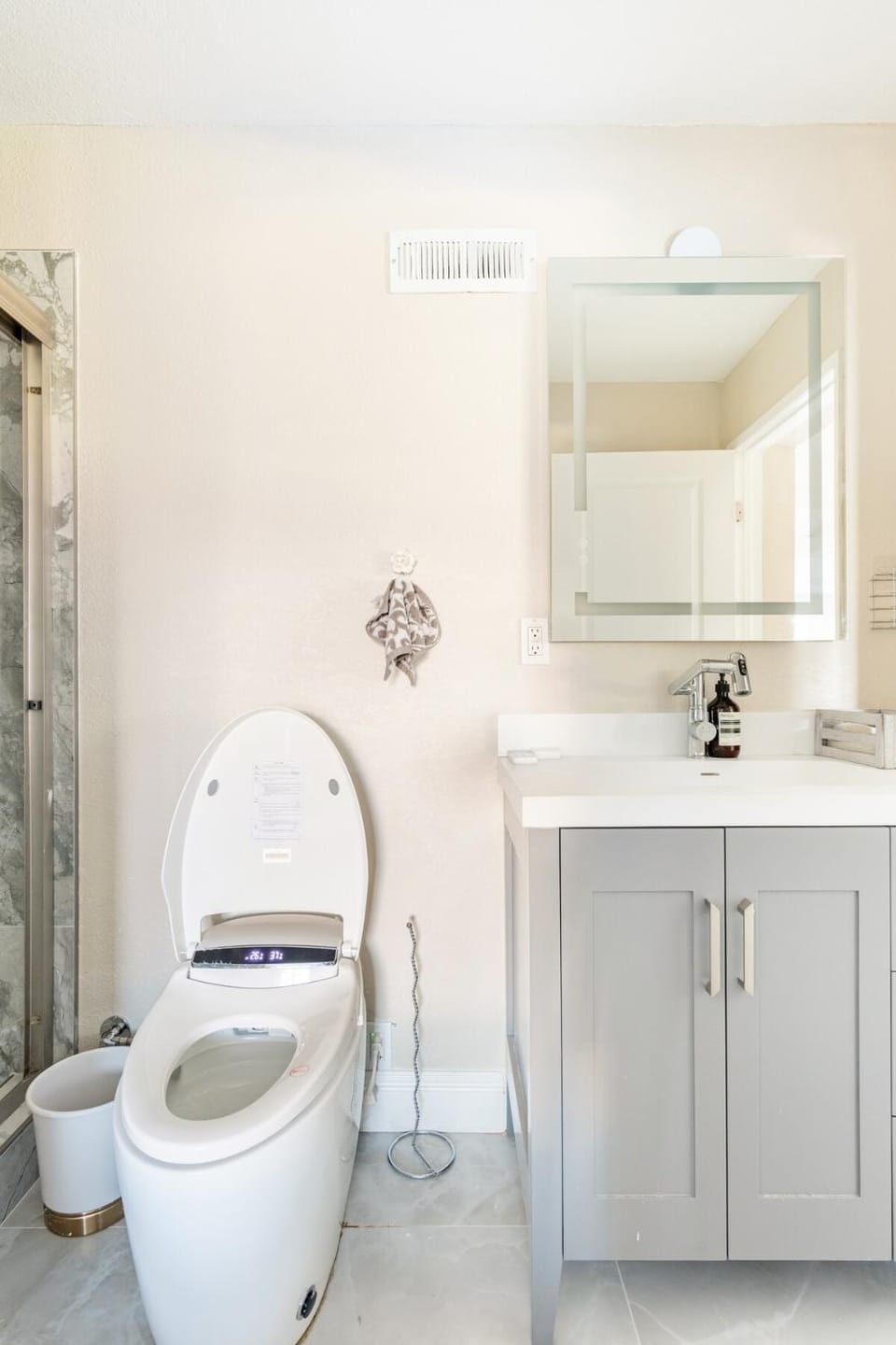 Shower, Toilet, Bathroom, bidet, towels