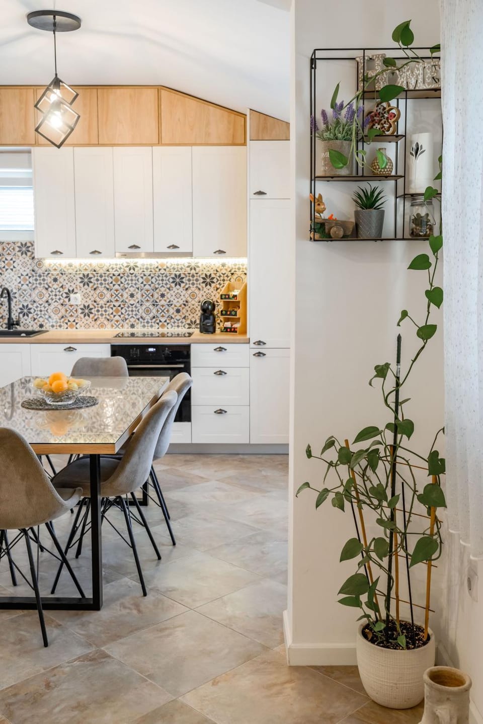 Kitchen or kitchenette, Dining area