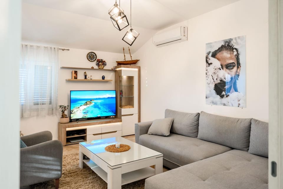 TV and multimedia, Living room, Seating area, air conditioner