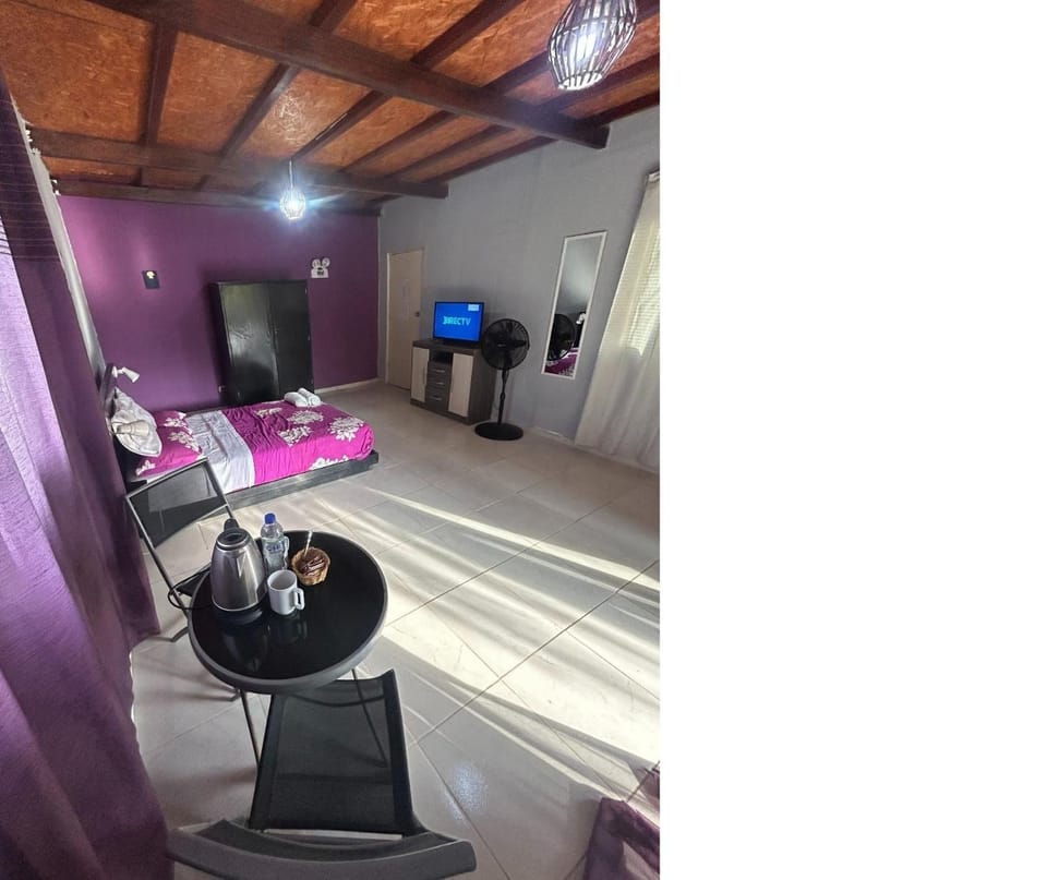 Bed, TV and multimedia, Coffee/tea facilities, Kitchen or kitchenette, Living room, Photo of the whole room, Decorative detail, Seating area, Bedroom, Area and facilities, furniture, internet, locker, towels