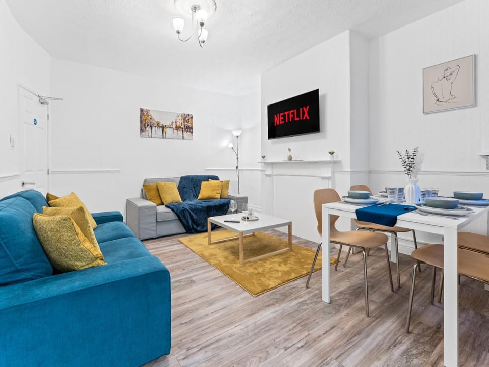 TV and multimedia, Living room, Seating area, Dining area
