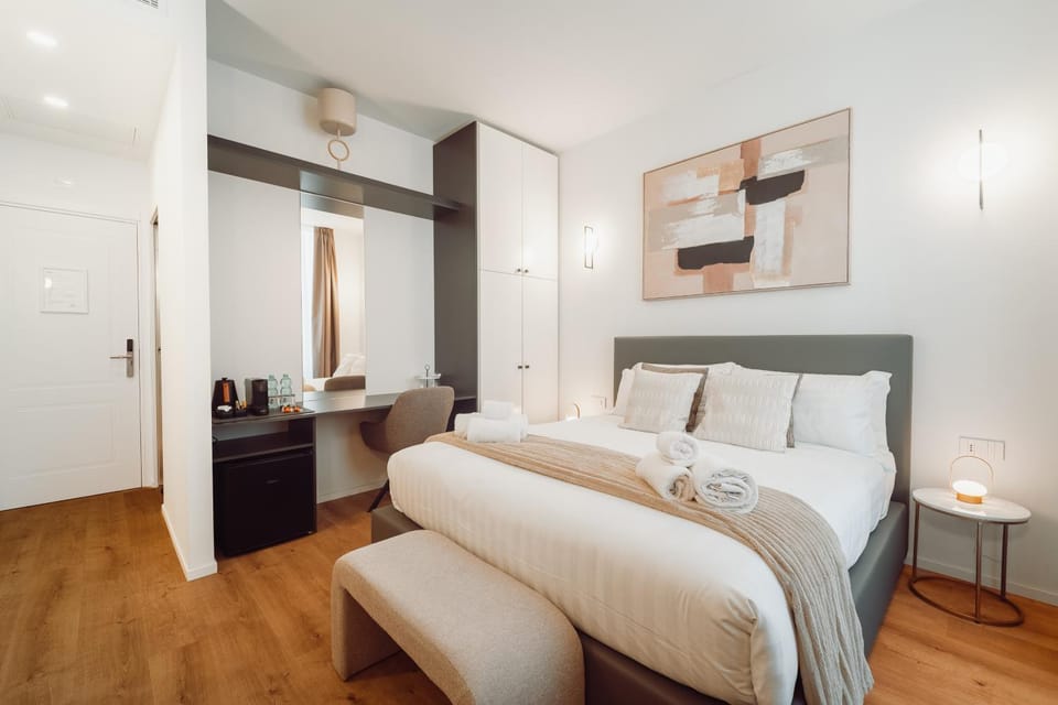 Photo of the whole room, Bedroom