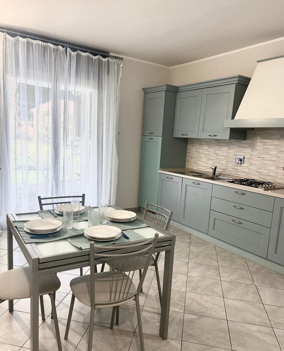 Kitchen or kitchenette, Dining area, stove