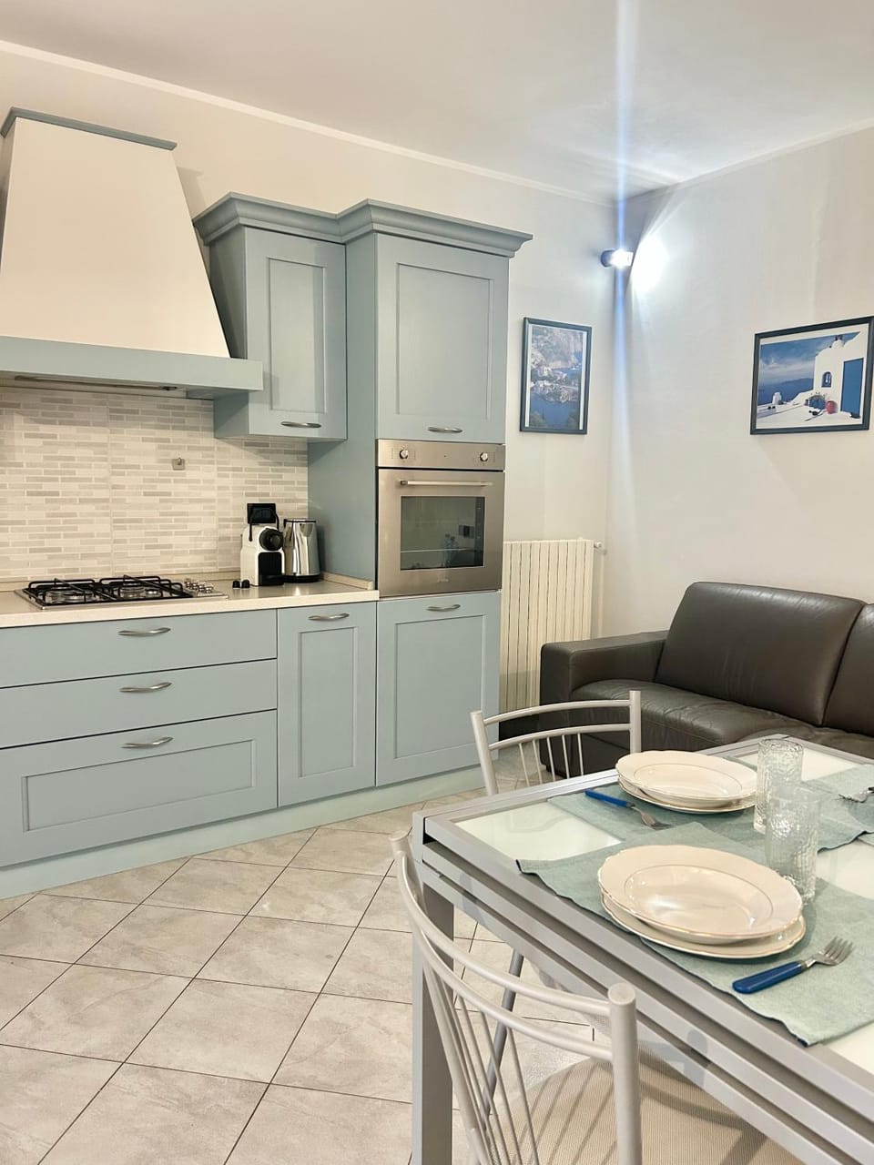 Coffee/tea facilities, Kitchen or kitchenette, Living room, Seating area, Dining area, stove