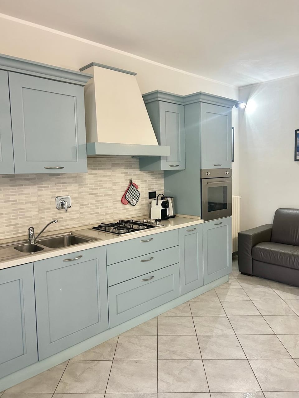 Coffee/tea facilities, Kitchen or kitchenette, Living room, Seating area, stove