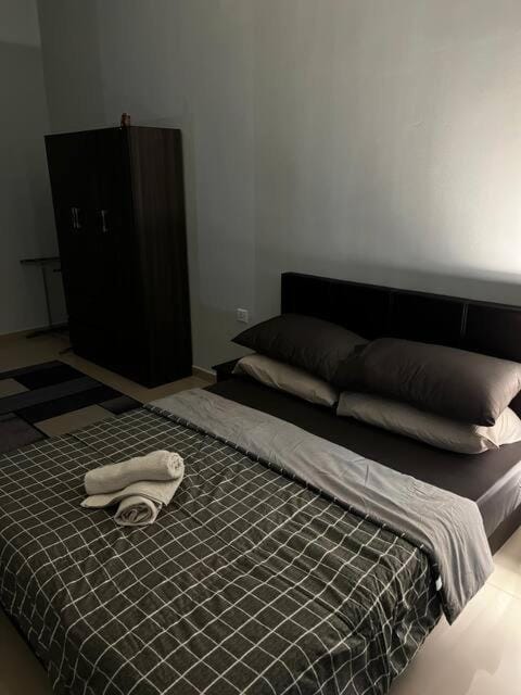Photo of the whole room, towels