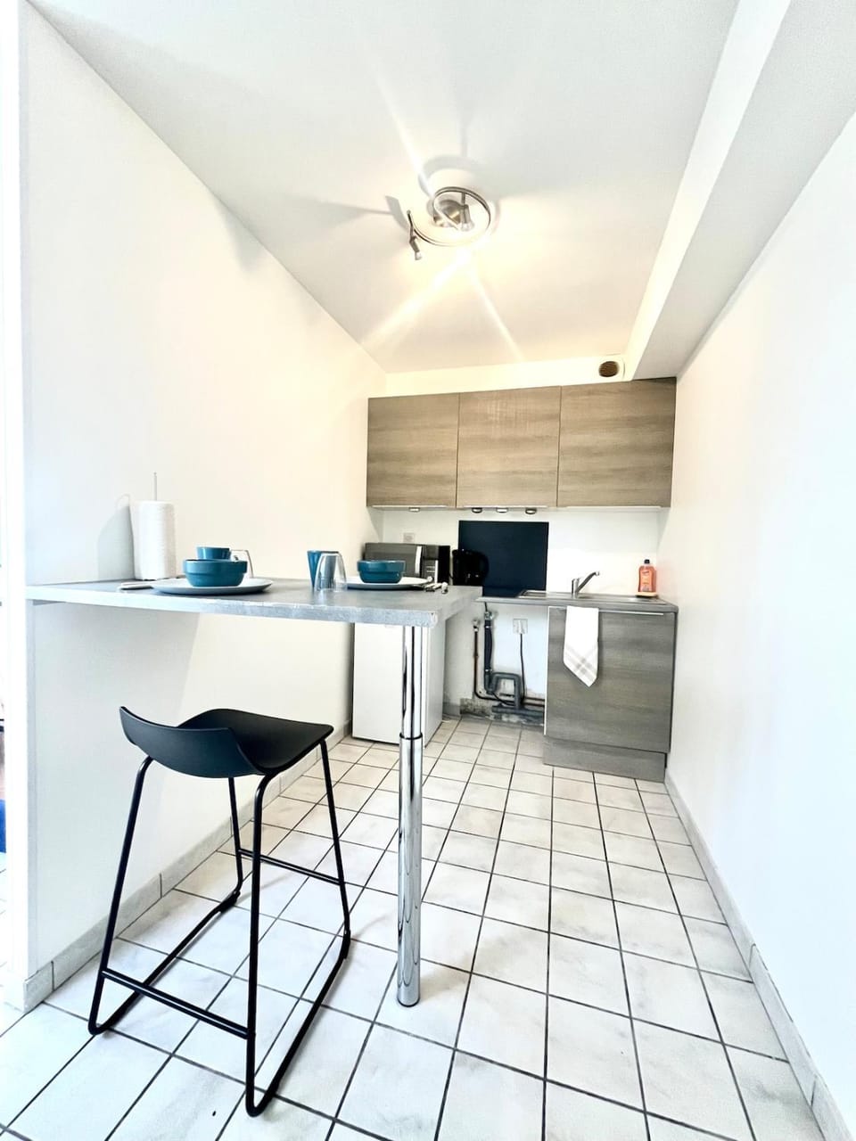 Dining area, minibar