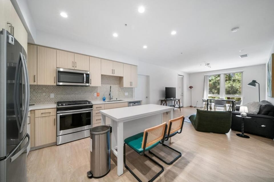 Elegant NEW 2BR - Getaway Saltwater Pools & Balcony Apartment in Laguna Hills