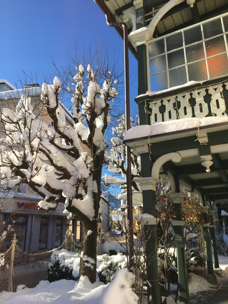 Property building, Day, Winter, Balcony/Terrace, Decorative detail, Street view