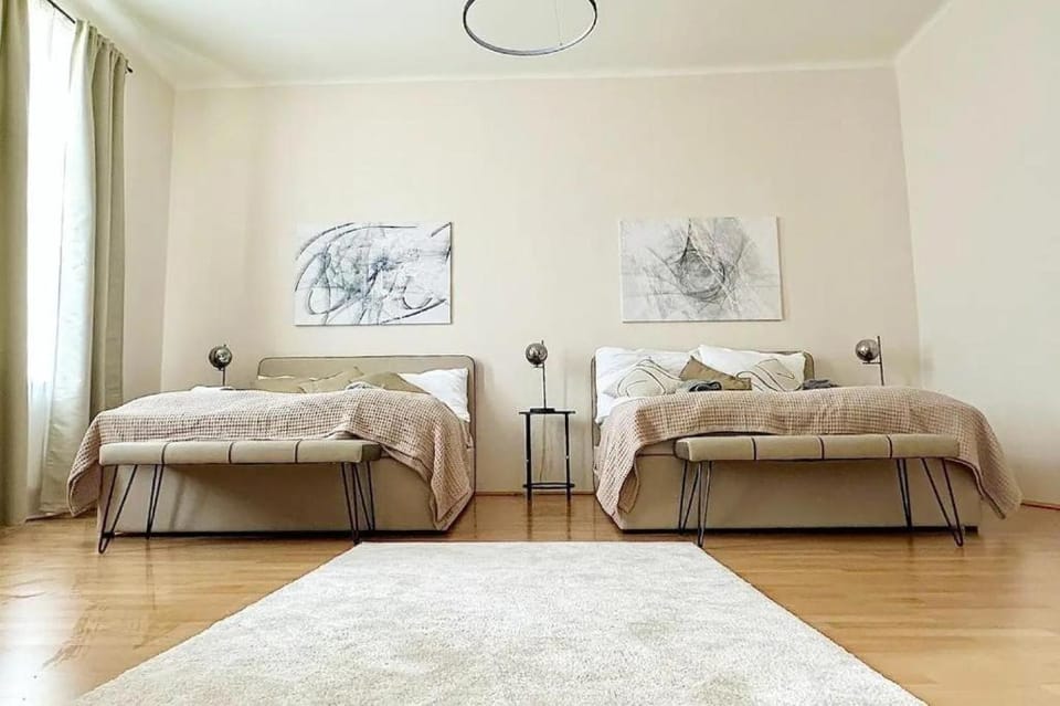 At Belvedere, Top Location Close to U1 Apartment in Vienna
