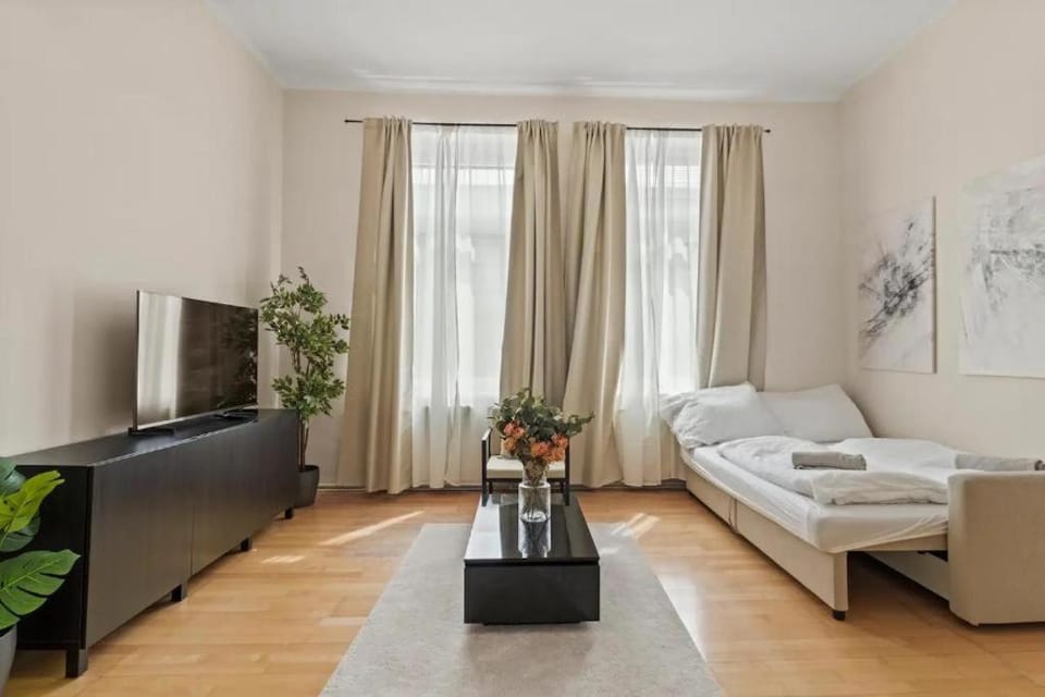 At Belvedere, Top Location Close to U1 Apartment in Vienna
