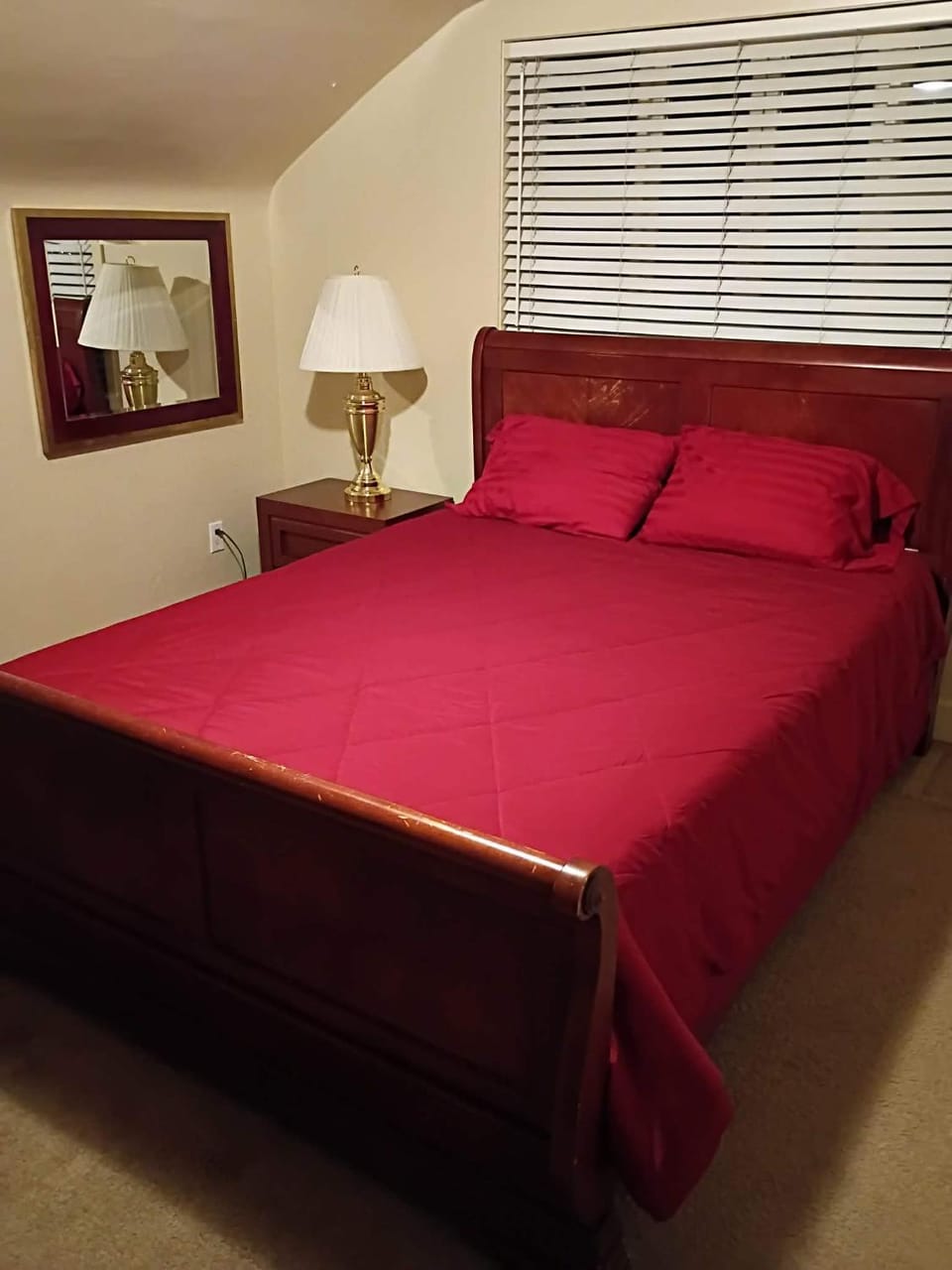 Photo of the whole room, Bedroom