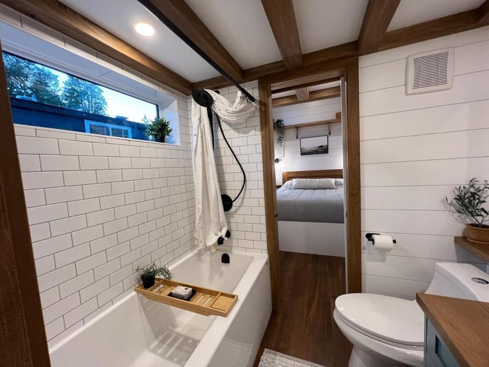 Toilet, Bath, towels