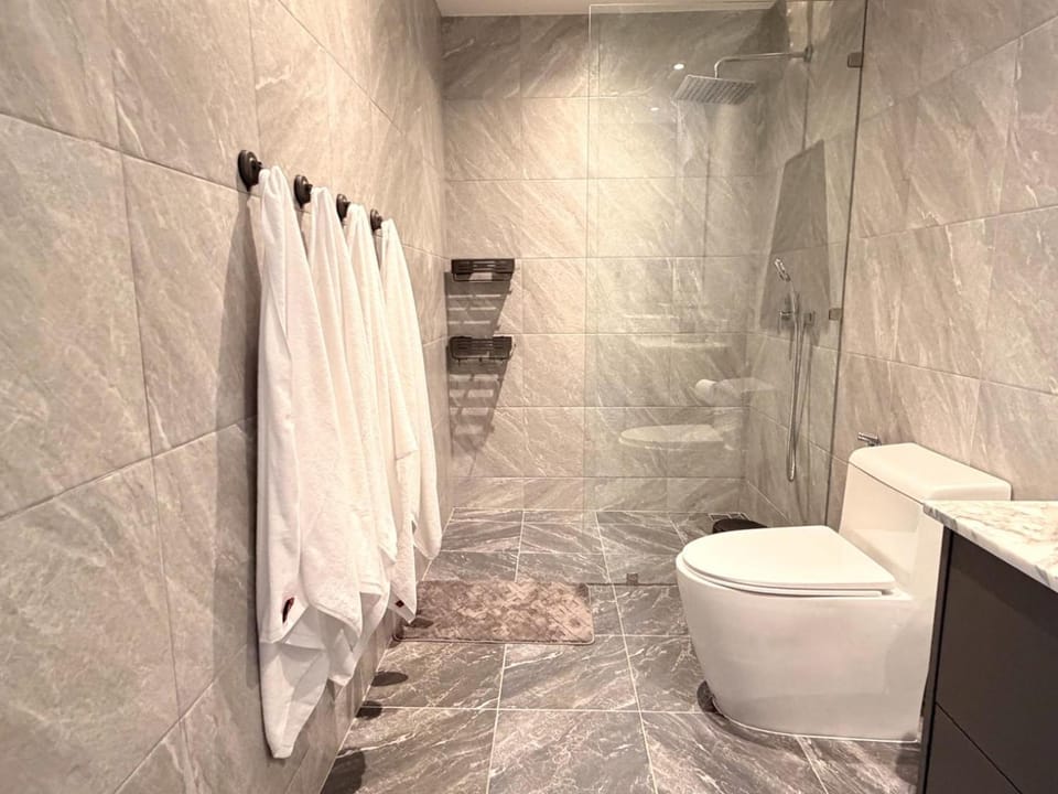 Shower, Toilet, Bathroom, bidet, towels