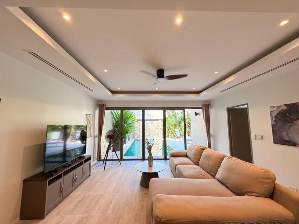 Communal lounge/ TV room, TV and multimedia, Living room, Seating area, Evening entertainment