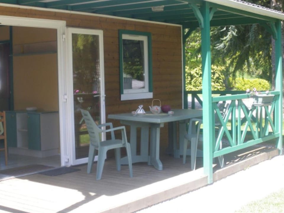 Chalet avec Terrasse pour 4 Pers. - API-1-52-1306 Campground/ 
RV Resort in Brittany