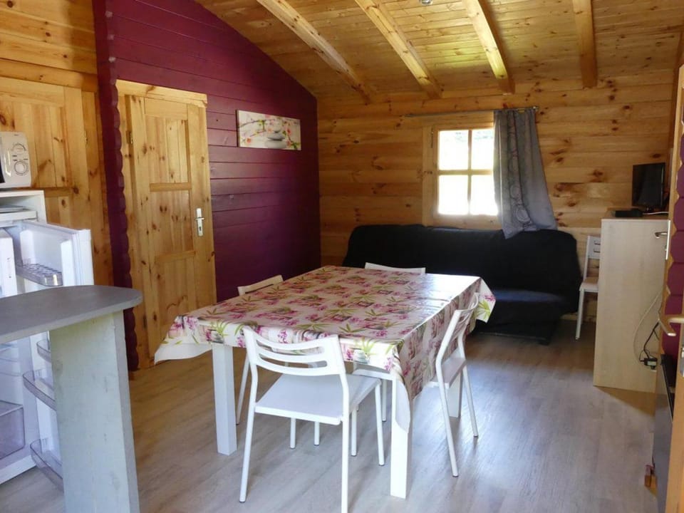 Chalet avec Terrasse pour 6 personnes à Bieuzy - API-1-52-1303 Campground/ 
RV Resort in Brittany