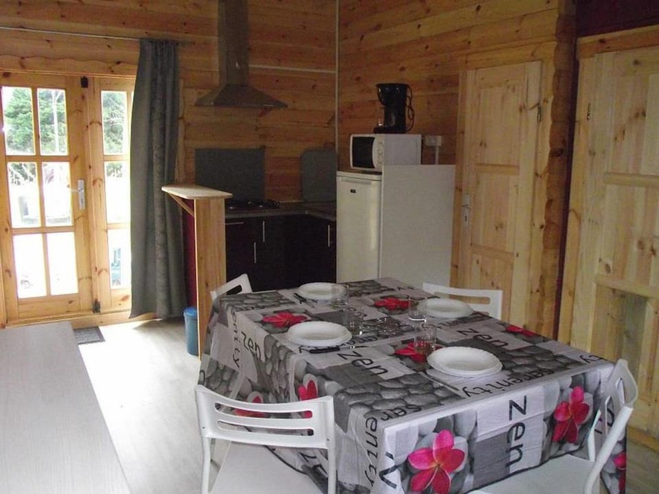 Chalet avec Terrasse pour 6 personnes à Bieuzy - API-1-52-1303 Campground/ 
RV Resort in Brittany