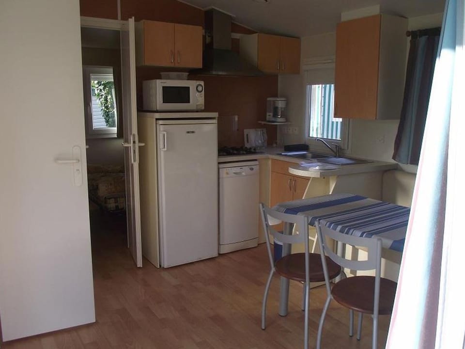 Mobil-home confortable avec terrasse à La Couarde - API-1-52-1305 Campground/ 
RV Resort in Brittany