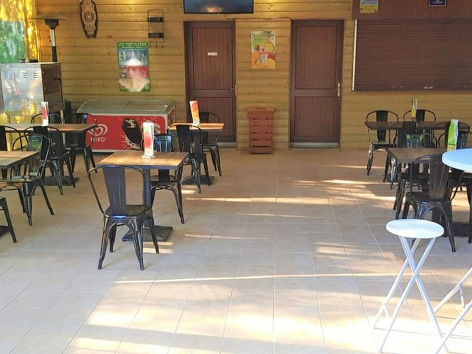 Mobil-home confortable avec terrasse à Saint-Gérons - API-1-52-1315 Campground/ 
RV Resort in Auvergne-Rhône-Alpes