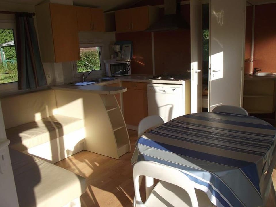 Mobil-home confortable avec terrasse à Bieuzy - API-1-52-1307 Campground/ 
RV Resort in Brittany