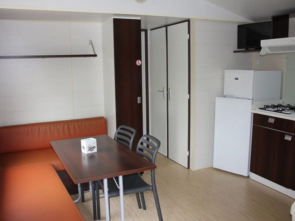 Mobil-Home avec Terrasse pour 6 personnes - API-1-52-1359 Campground/ 
RV Resort in Pays de la Loire