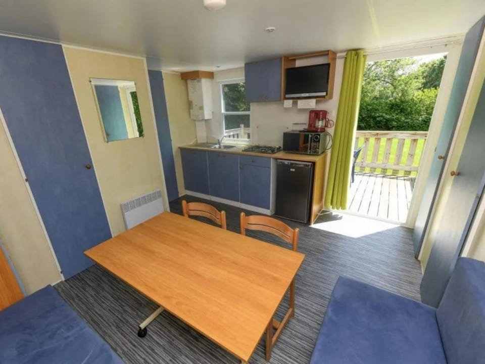 Mobil-home confortable avec terrasse pour 4 personnes - API-1-52-1361 Campground/ 
RV Resort in Pays de la Loire