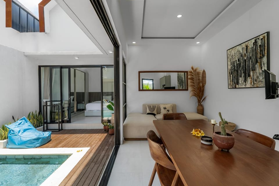 TV and multimedia, View (from property/room), Living room, Dining area, Pool view, air conditioner