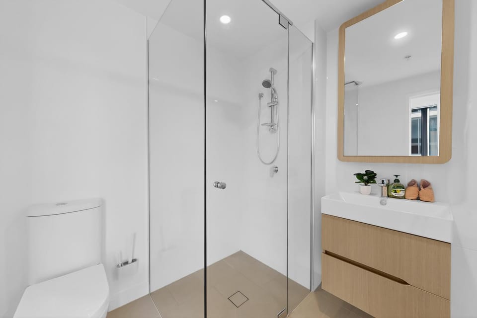 Shower, Toilet, Property building, Bathroom