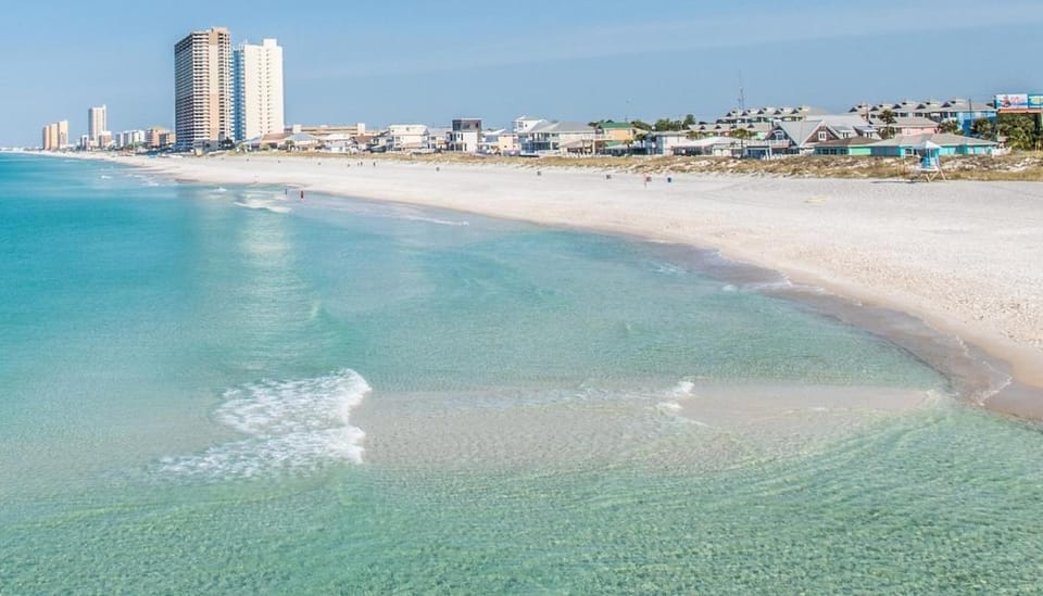 WALK TO BEACH Perfect Family Getaway Sleep 6 House in Lower Grand Lagoon