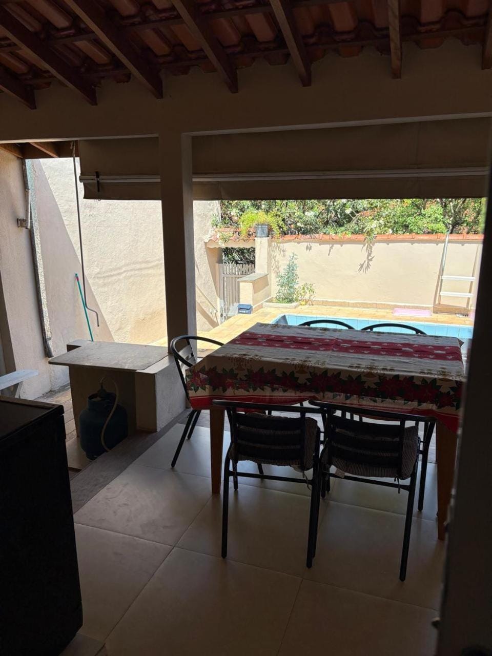 Casa inteira com três quartos, piscina climatizada por energia solar e área de churrasqueira House in State of São Paulo