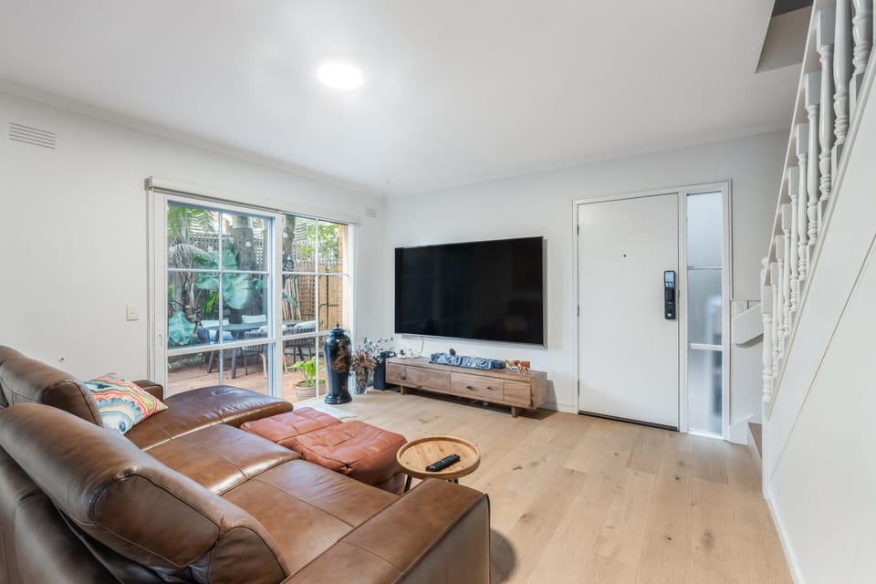 Communal lounge/ TV room, TV and multimedia, Living room, Seating area, Evening entertainment