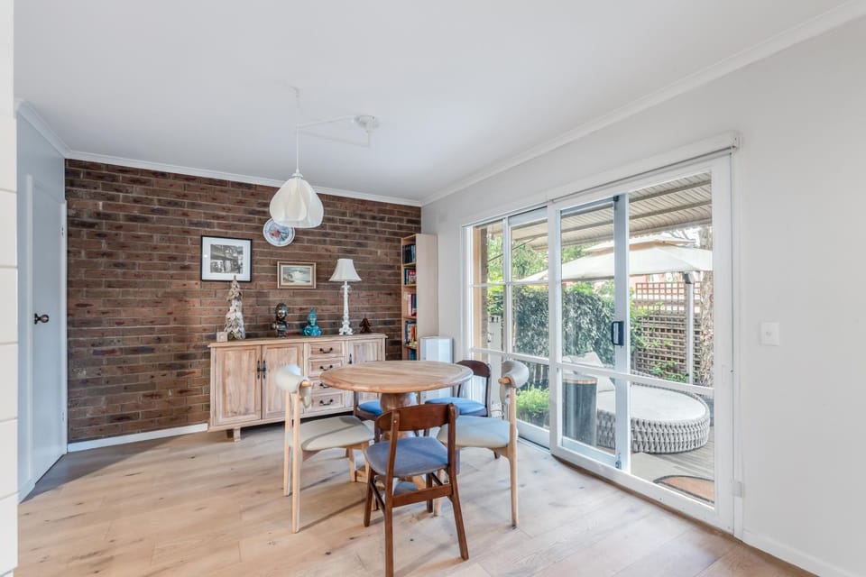 Seating area, Dining area
