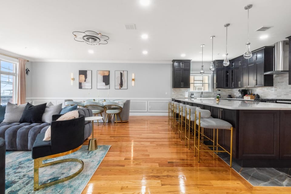 Kitchen or kitchenette, Living room, Seating area, Dining area, stove