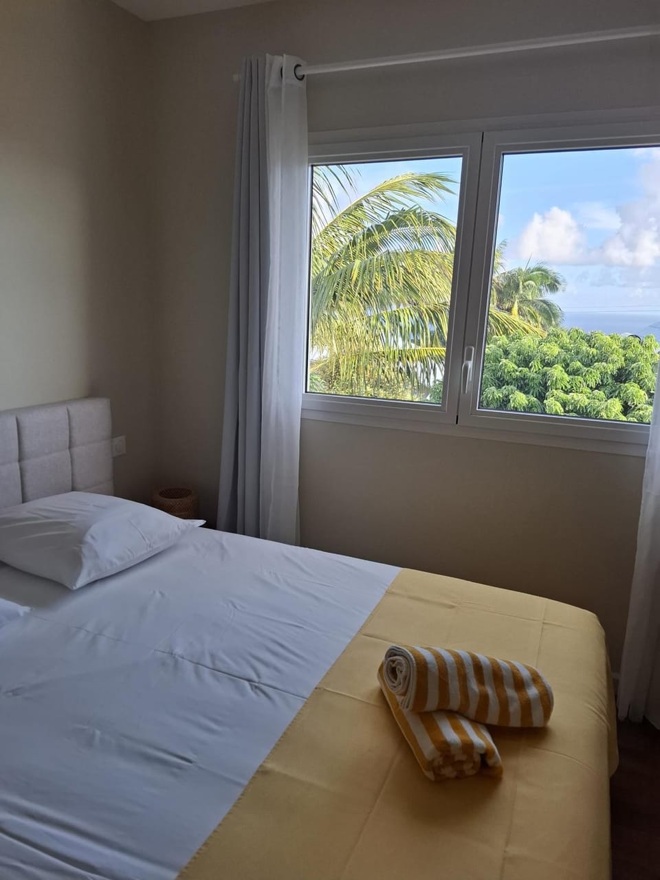 Photo of the whole room, Bedroom, Sea view, towels