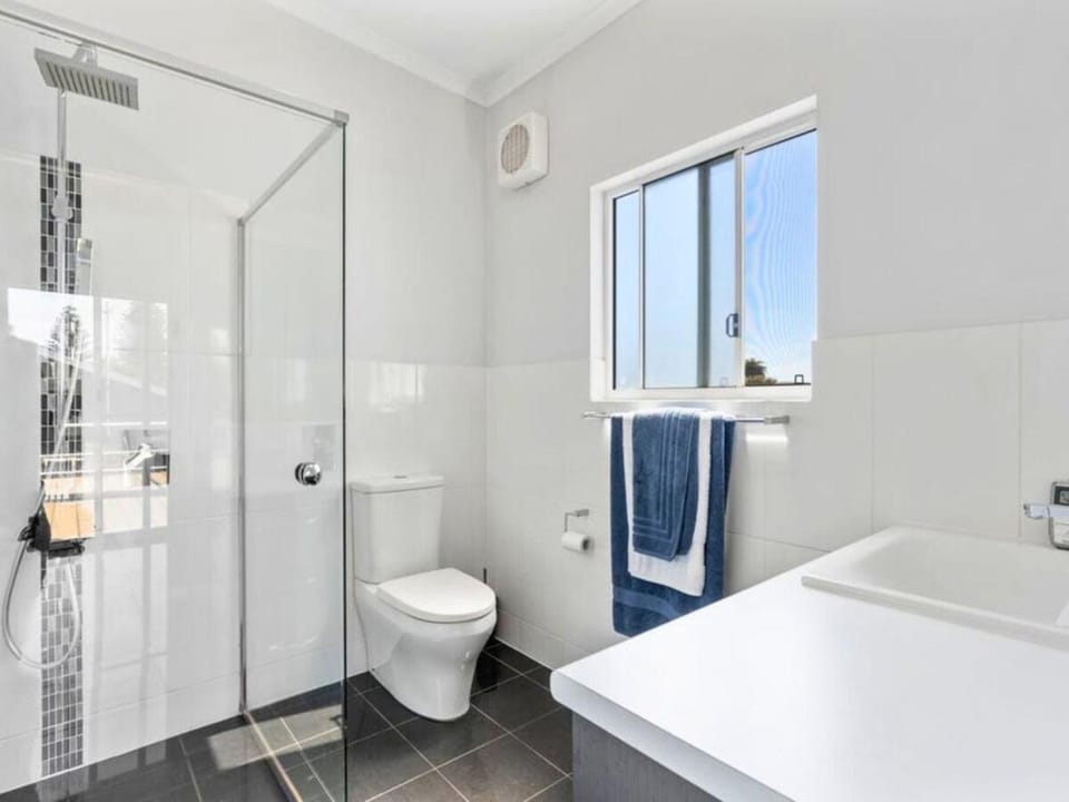 Esplanade Classic Art Deco with Stunning Views House in Victor Harbor